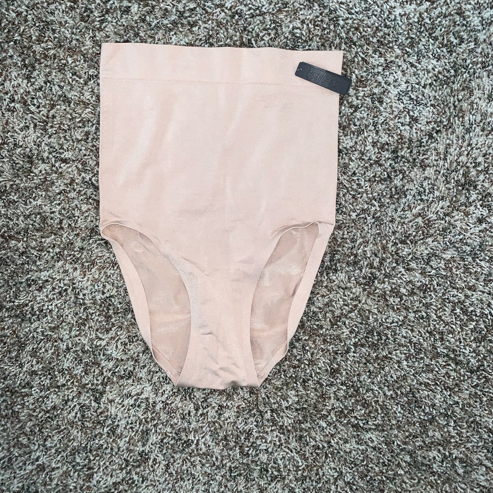 SKIMS High Waisted Bonded Brief BRAND NEW